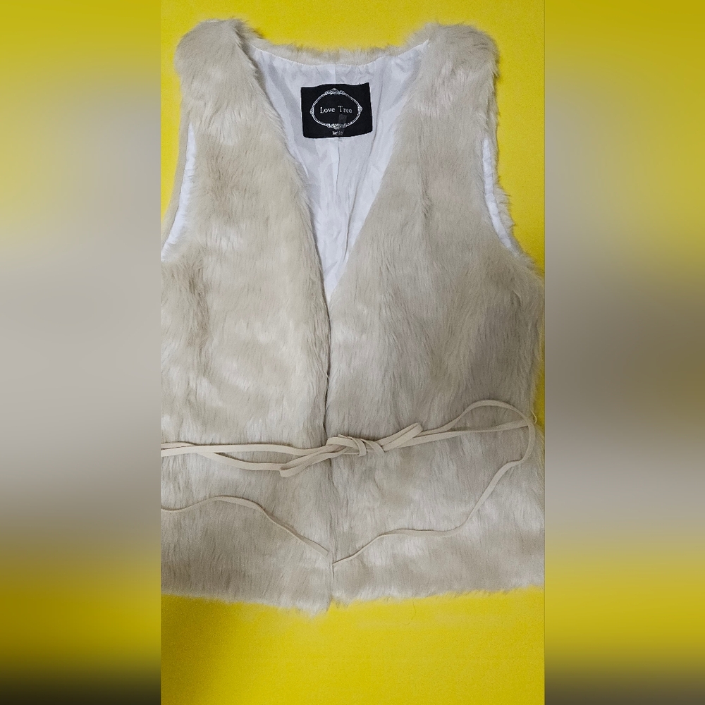 Love Tree Soft Faux Fur Vest in Cream Large